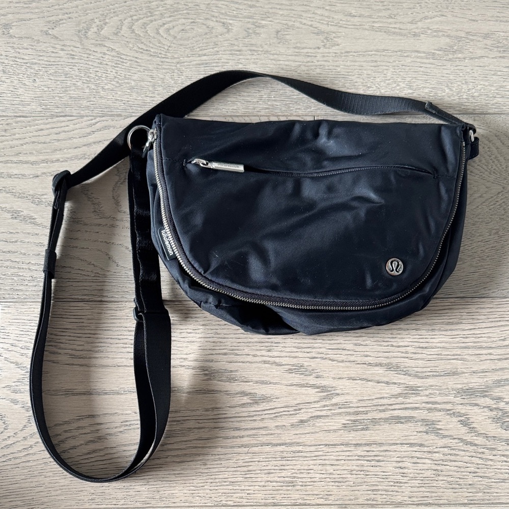 Lululemon Black and Silver All Night Festival Shoulder Bag - 5L